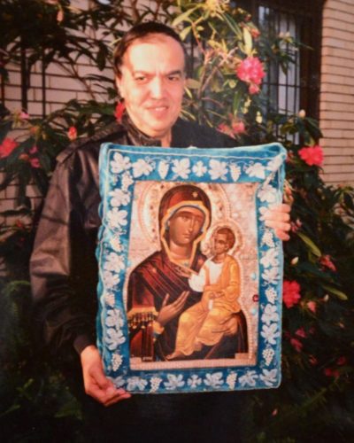 Иосиф Муньос-Кортес с мироточивой Монреальской Иверской иконой Божией Матери