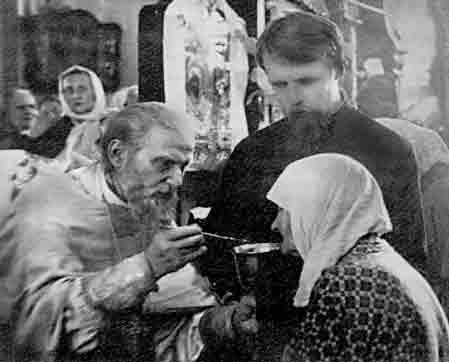 Странница никогда не присаживалась во время Божественной Литургии: говорила, что плоть жалеть нельзя. Советовала: «Молитесь сами и детей учите молиться»