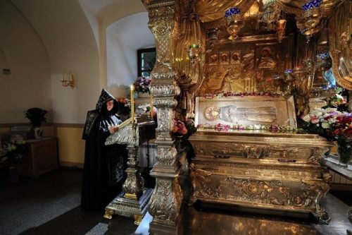 Мощи святой Матроны в Покровском монастыре, г. Москва