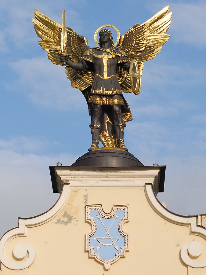 Памятник арх. Михаилу