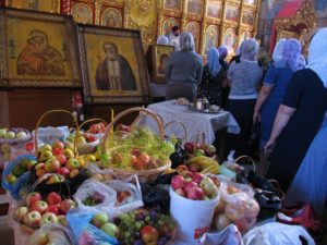 Яблочный Спас, освящение яблок в храме