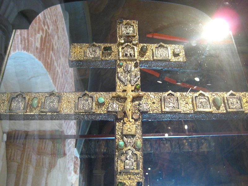 Запрестольный Крест выносной. Москва, 16 век. Из Благовещенского собора.  Южная паперть Благовещенского собора