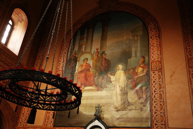  «Мария Магдалина перед римским императором Тиверием», картина С. В. Иванова над иконостасом храма Марии Магдалины в Гефсимании