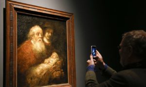 Симеон в храме или хвалебная песнь Симеона-картина голландского художника Рембрандта, написанная маслом на холсте около 1669 года. Она находится в коллекциях Национального музея в Стокгольме с 1949года. 