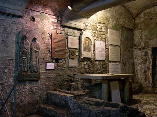 Предполагаемая гробница равноапостольного Кирилла в базилике св. Климента в Риме. Таблицы на стенах – слова благодарности от славянских стран, и православных