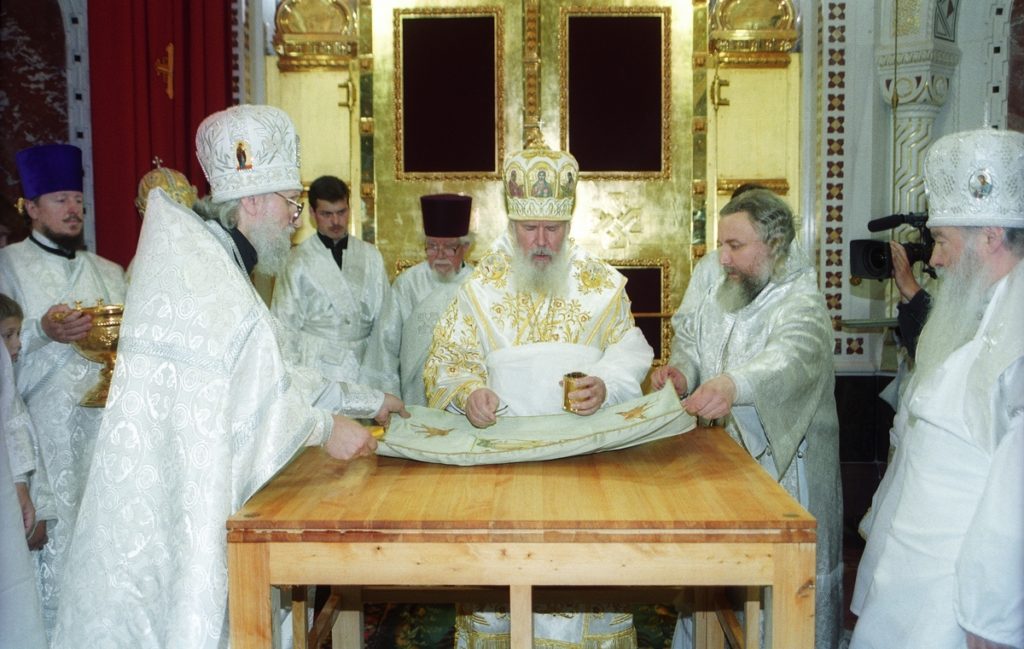 На праздник Преображения Господня, 19 августа 2000 года, воссозданный храм Христа Спасителя великим чином освятили участники Архиерейского Собора Русской Православной Церкви.