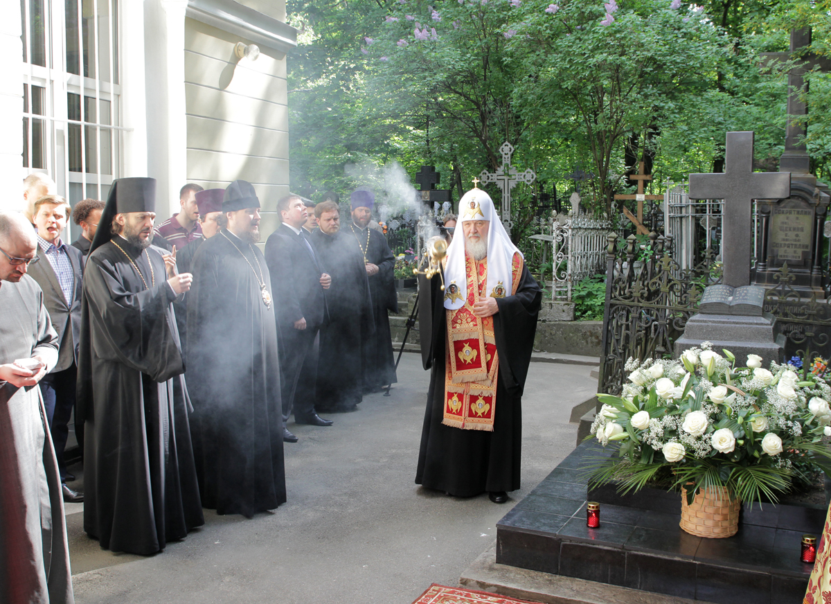 Панихида по усопшим для мирян. Могила родителей Патриарха Кирилла. Могила родителей Патриарха Кирилла на Большеохтинском кладбище в СПБ. Могила родителей митрополита Кирилла. Могила Гундяевых на Большеохтинском.