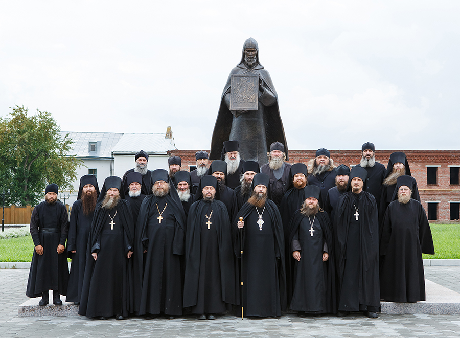 монахи