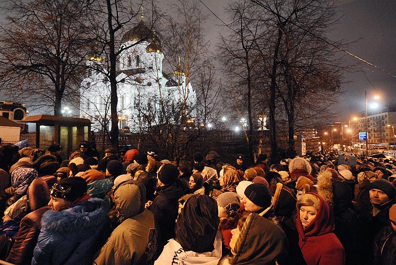 Очередь к Поясу Богородицы в Москве