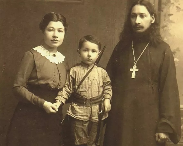 Священник Павел Флоренский с супругой и сыном