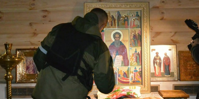 Военнослужащий в церкви у иконы