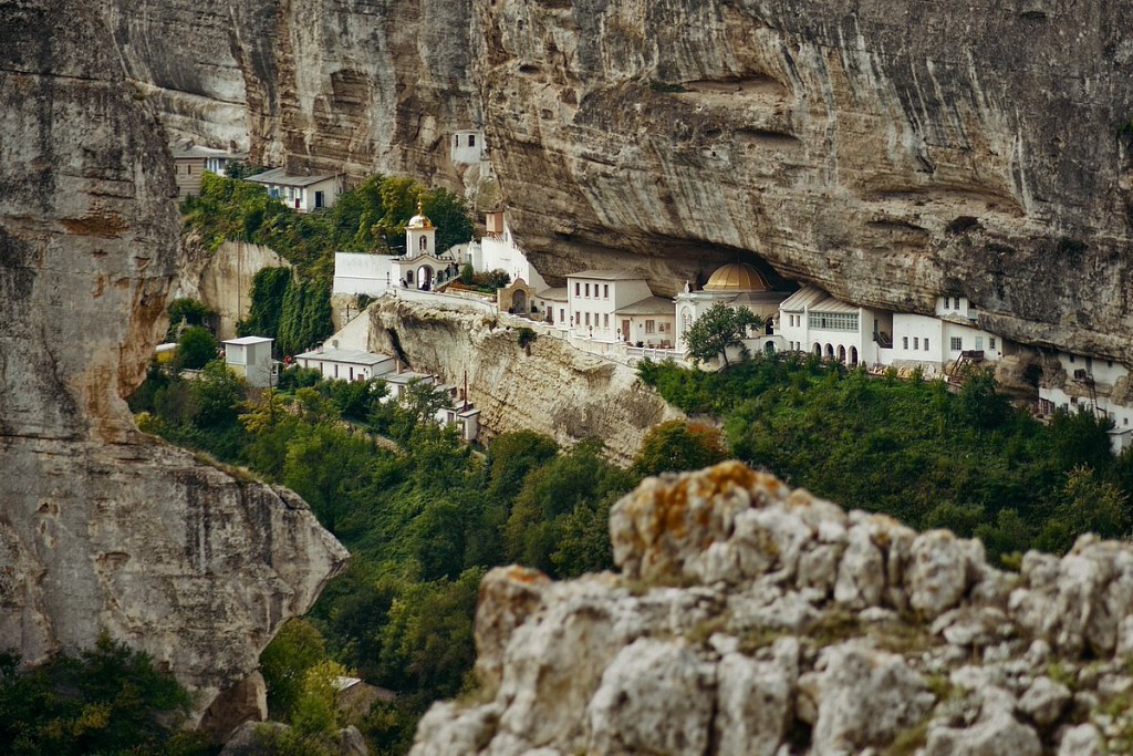 Свято-Успенский мужской пещерный монастырь