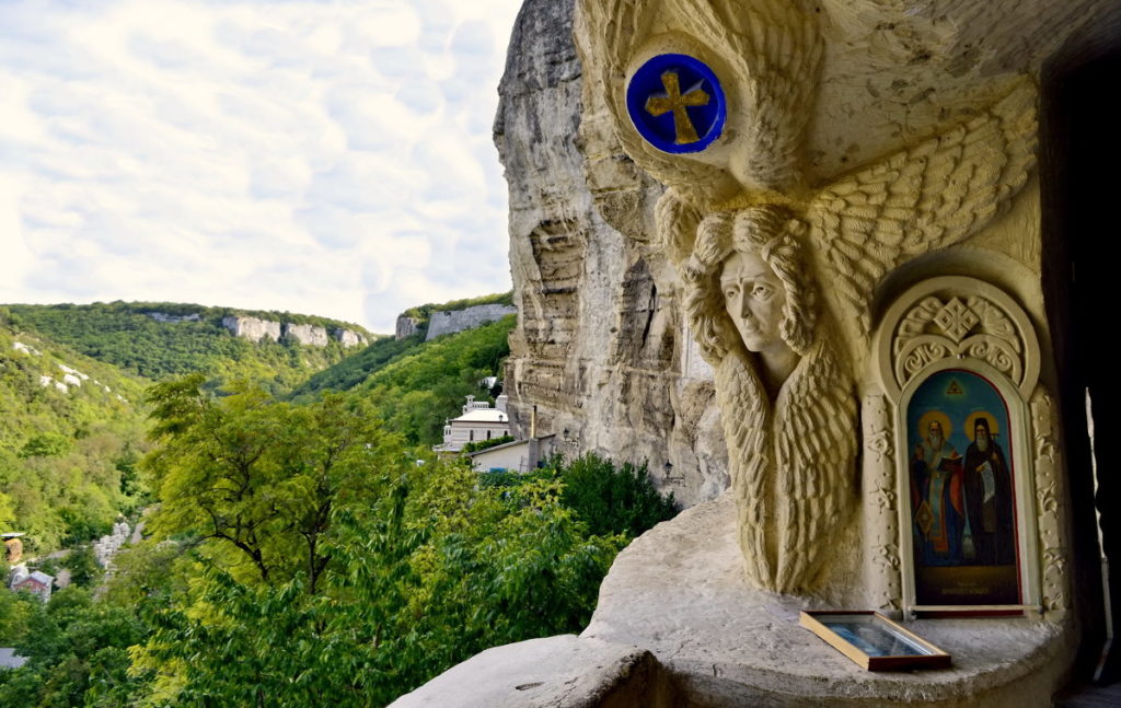 Свято-Успенский мужской пещерный монастырь